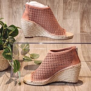 Vince Camuto VC-Lereena Nubuck Espadrilles In Sushi NWT Size 7.5